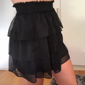 Svart volangkjol - Inte använd 🖤 sitter super skönt! 