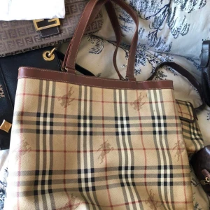 Äkta burberry handväska - Äkta burberry handväska 3000kr, skickas spårbar som tillkommer. Kan även hämtas i Malmö. 