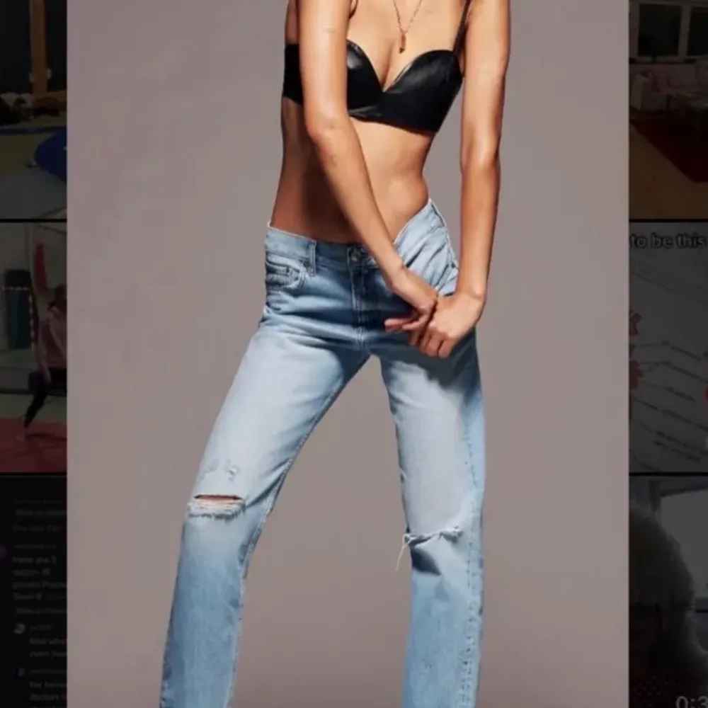 Säljer mina helt oanvända och slutsålda jeans från zara!💗 De är midwaisted, full length i storlek 40 men passar helt klart också 38 då de är små i storleken. nypris: 399kr!  BUDA FRÅN 200KR (frakt kan tillkomma) :). Jeans & Byxor.