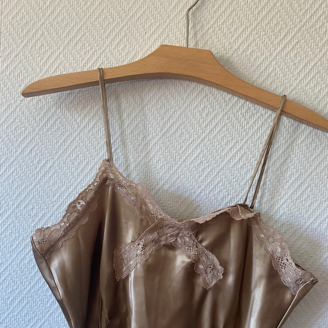 Guldkrog satinklänning - 90