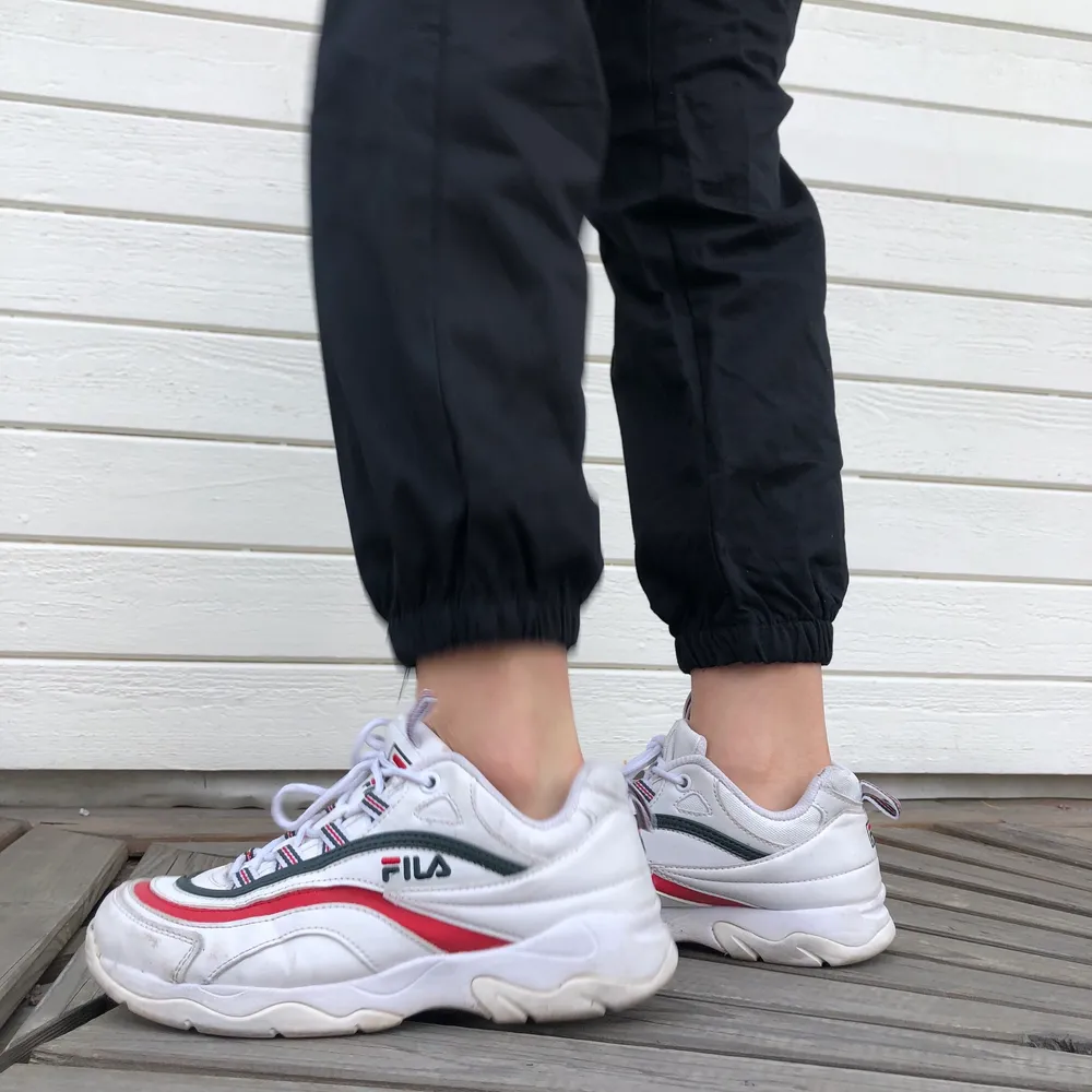 coola chunky fila sneakers med röda reflex-detaljer. något små i storleken - passar mig som vanligtvis har 37,5. gott skick, blir som nya med en liten puts! . Skor.