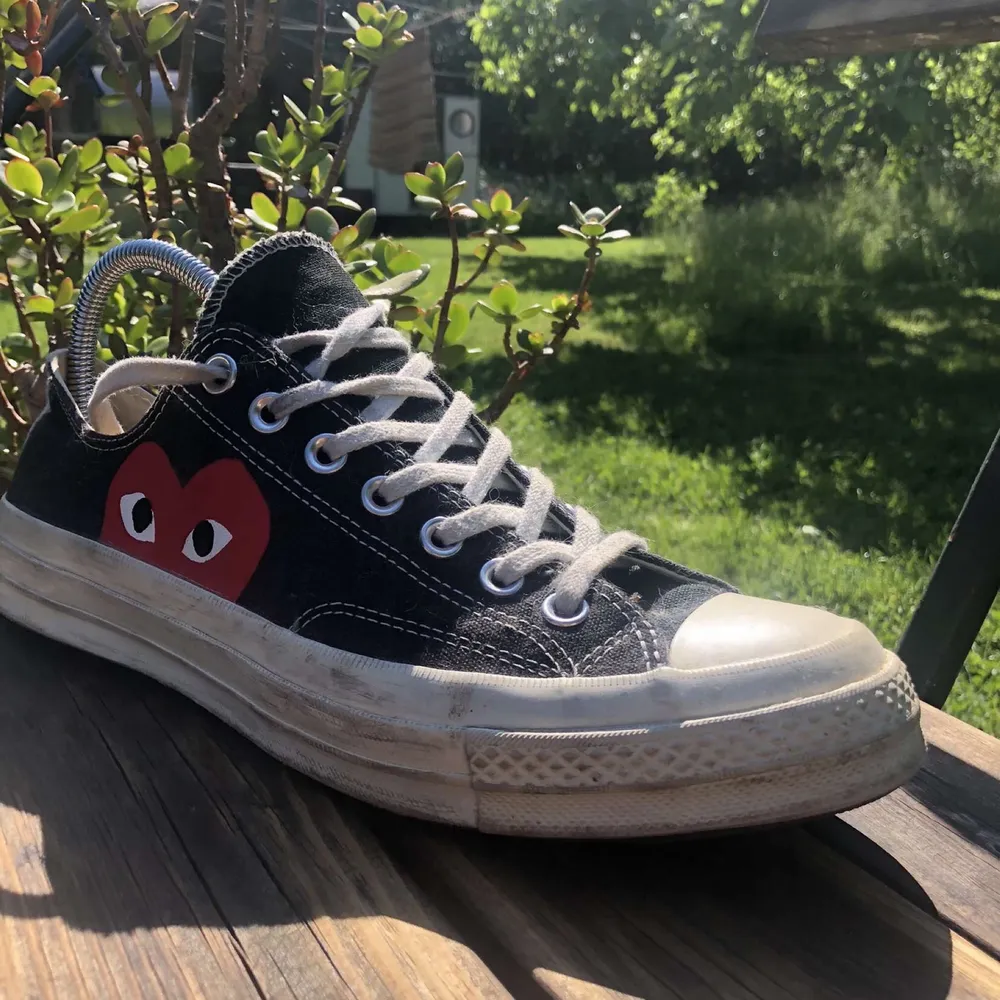 Cdg X converse, storlek 42, knappt använda max 3 gånger. Priset kan diskuteras✨. Skor.