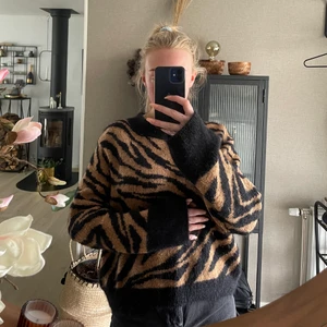 Tiger tröja - Storlek XS, har en liten tråd på ena sidan av armen som jag inte vågat klippa av (sänker drf priset), köparen står för frakten