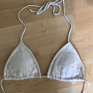 GinaTricot bikiniöverdel - Fin bikini som är o storlek s, justerbara band i och med knytning! Frakt tillkommer📦