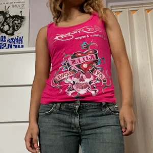 Ed Hardy linne  - SÅ FIN ed Hardy linne! Tyvärr använder jag inte så mycket men vill se om någon är intresserad! Så är inte säker på om jag ska sälja men om jag får bra pris så säljs den nog!!  Köpare står för frakten, kan också mötas upp Sthlm <3