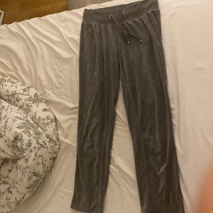 Cubus mjukisbyxor storlek s💕 - Säljer dessa mjukisbyxor från Cubus för jag it änvänder dom💕 jag har sytt där nere själv men det syns it💕 Fint skick då jag knappt har använt dom💕