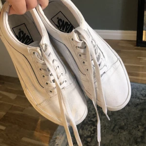 Vans - Helvita vans med platåsula. Fina. Knappt använda, storlek 36,5 men passar mig som vanligtvis har 37,5. Har tvättat dom efter denna bild