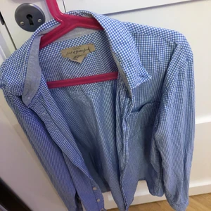 Skjortor  - En fin skjorta funkar till killar  storlek är 170 