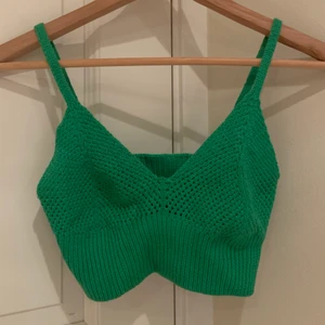 Grön virkad topp - Grön topp från Urban outfitters, storlek XS💚 BUD ÄR BINDANDE❤️