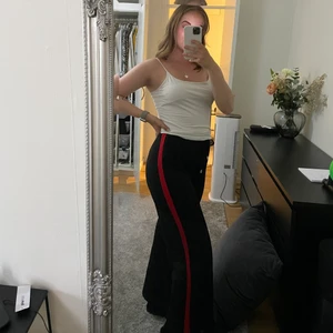 Högmidjade byxor  - Långa svarta byxor med röda detaljer, suuupersköna, storlek S men passar S-M🖤❤️ 40kr+frakt 