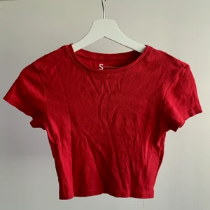 Tajt t-shirt  - Röd tajt och ganska kort t-shirt från new yorker, använd 1 gång och i väldigt bra skick, lite skrynklig på bilden men stryker innan jag postar🤍