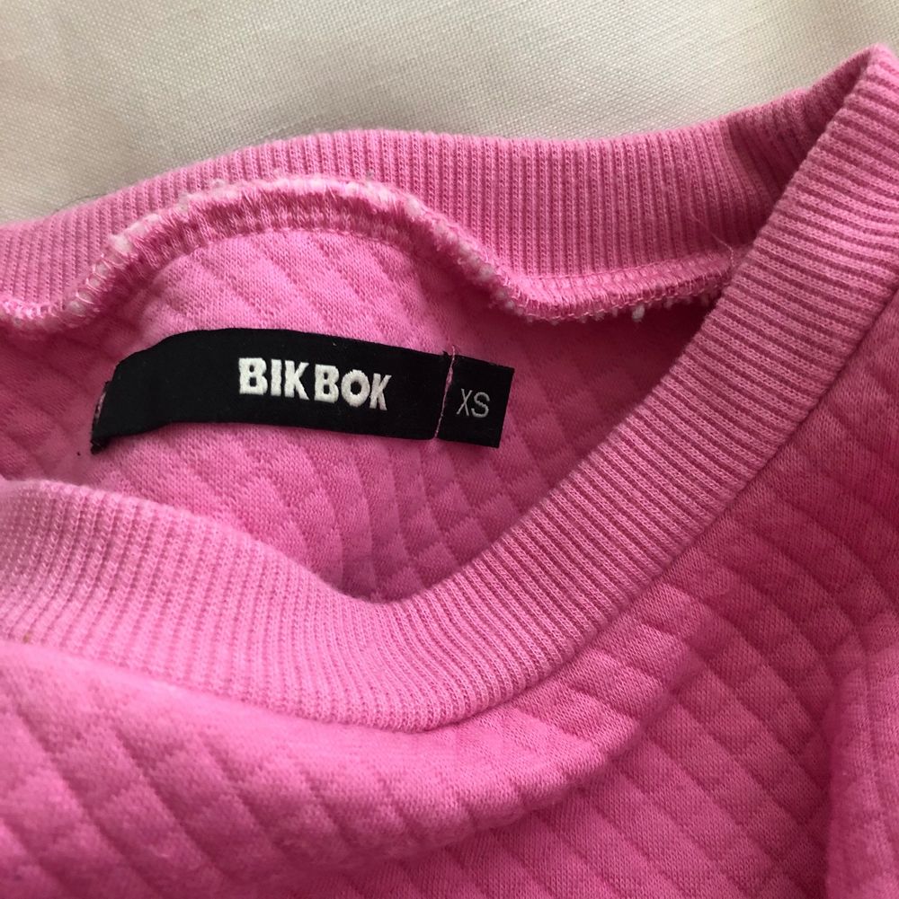 Säljer denna rosa croppade tröja i nyskick, storlek XS, då den nästan aldrig kommit till användning. Den passar även större storlekar än XS och har ett supergulligt puffmaterial. 💕💕🥰. Tröjor & Koftor.