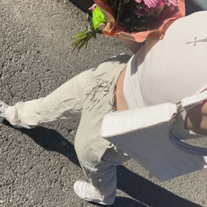 Linne byxor - As snygga linne byxor! Snålt använda, alltså i ny skick☺️ Jag är 1,58 för att klargöra längden, frakt tillkommer på 62kr💕