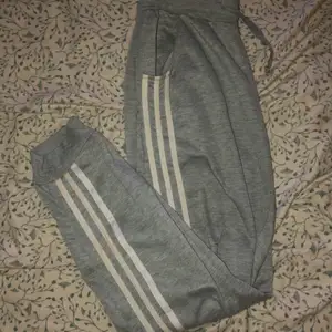 Adidasliknande joggingbyxor, lite noppriga men går enkelt att ta bort. Storlek m, blir inte så pösiga på en m, så passar en s också. Beroende på hur man vill att dem ska sitta. ☺️ det är inte äkta adidas, se sista bilden. Där är ett annat märke uppe vid låret, vill man är det bara o ta bort så syns det inte. Men där är 3 streck och ser precis ut som Adidasbyxor.  