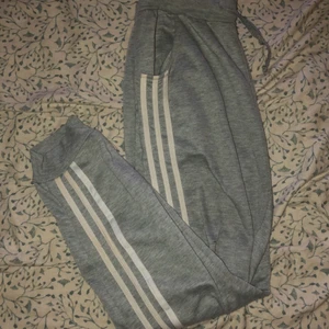”Adidas” joggingbyxor - Adidasliknande joggingbyxor, lite noppriga men går enkelt att ta bort. Storlek m, blir inte så pösiga på en m, så passar en s också. Beroende på hur man vill att dem ska sitta. ☺️ det är inte äkta adidas, se sista bilden. Där är ett annat märke uppe vid låret, vill man är det bara o ta bort så syns det inte. Men där är 3 streck och ser precis ut som Adidasbyxor.  