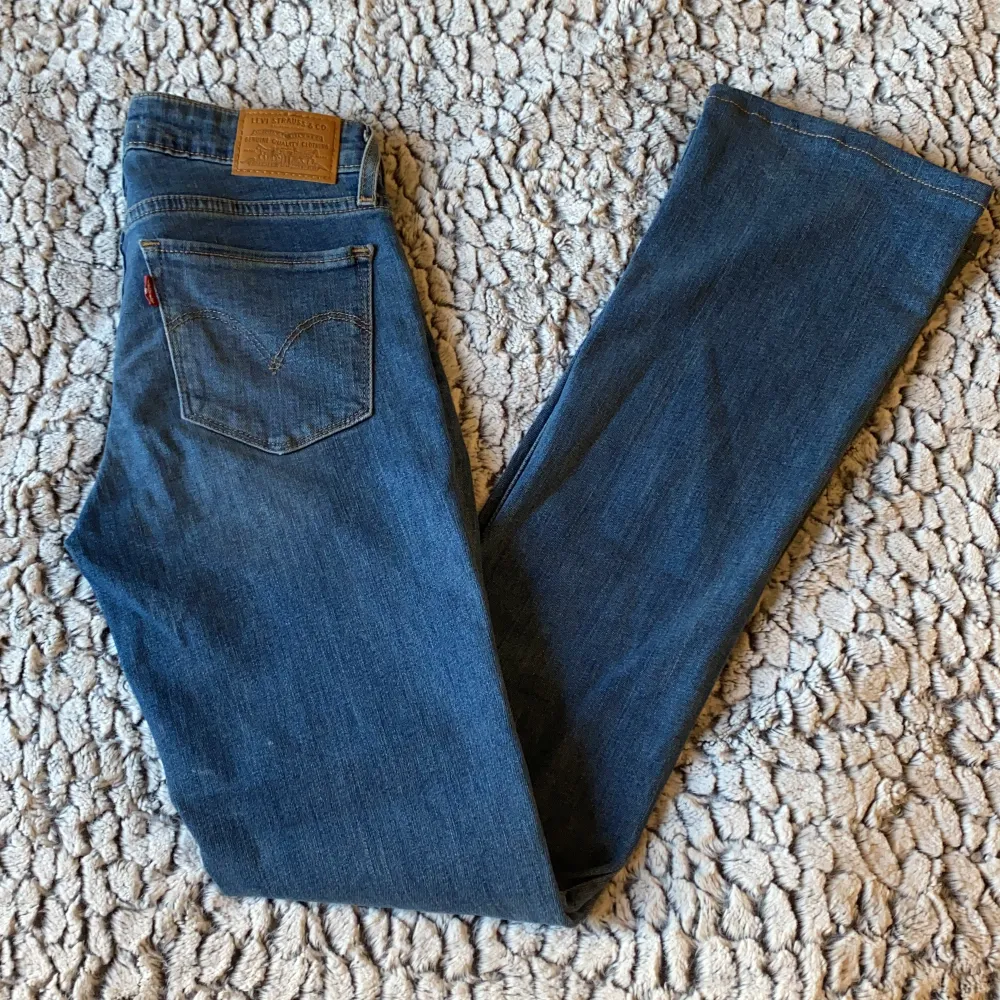 Levis 715 Bootcut Jeans som är mid waisted. Enbart använt ett fåtal gånger. (Ordinarie pris: 1125kr). Jeans & Byxor.