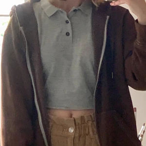 Grå pikétröja - Väldigt fin pikétröja som tyvärr inte kommer till användning, storlek xs-s💘 (köparen står för frakten)