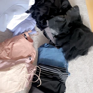 Kläder  - Superfina kjolar, byxor, tröjor och tjocktröjor säljs i paketpris, allt från storlekar S-M, kan tänka mig att gå ner i pris vid snabbaffär 