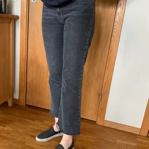 Jeans  - Säjer fina jeans från Asos som inte kommer till användning, storlek: UK 28/36 😊 jag är 170 cm lång och passar som medium, modellen på byxan är kort. Köparen står för frakten 📦🛍🚚 STARTBUD: 80kr