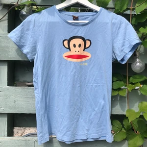 paul frank blå - jättesöt ljusblå paul frank t-shirt🦋 kommer dock ej till användning längre:/ lite slitet i trycket som syns på andra bilden. väldigt liten i storlek så mer som en S
