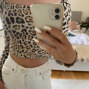 Tröja  -  säljer denna fina tröja från Gina Tricot då den inte kommer till användning. Aldrig använt och är i ett jättebra skick! Säljs för 100 kr plus frakt 