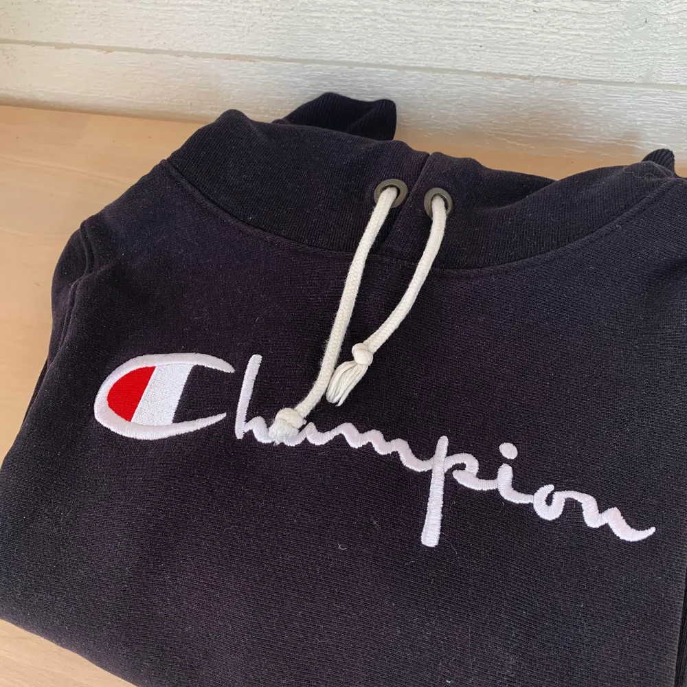 Svart hoodie från Champion storlek XS. Sparsamt använd, som nyskick! . Tröjor & Koftor.