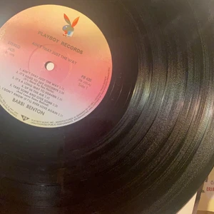 Playboy Stereo casett grej - Spelar olika låtar på bägge sidor. Går både att spela och hänga upp på väggar samt ha som dekoration. Barbie benton på. Super duper fin