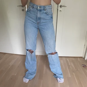 zara jeans - Säljer mina zara jeans då de tyvärr inte kommer till användning längre, så himla fina och långa och sitter så bra💕