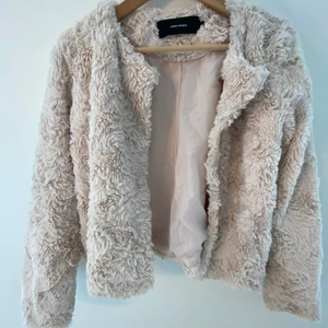 Fluffig jacka från Vero Moda storlek S - Mysig fluffig ljusrosa tunn jacka ifrån vero Moda i strl S. Fint skick, använd ett fåtal gånger. Köparen står för frakten 