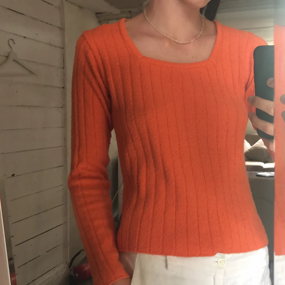 Fin orange långärmad tröja med snygg urringning. Köpt secondhand!. Toppar.
