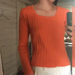 Fin orange långärmad tröja med snygg urringning. Köpt secondhand!