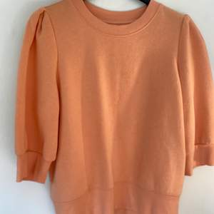 Superfin tröja i somrig persika färg med puffiga ärmar🤎🤎