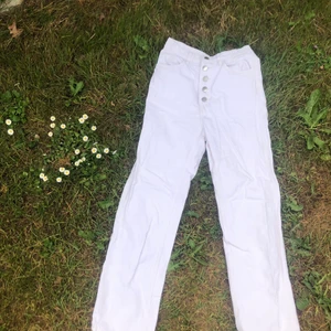 Vita jeans - Högmidjade och passar bra nu i sommar.  Säljes pga flytt 