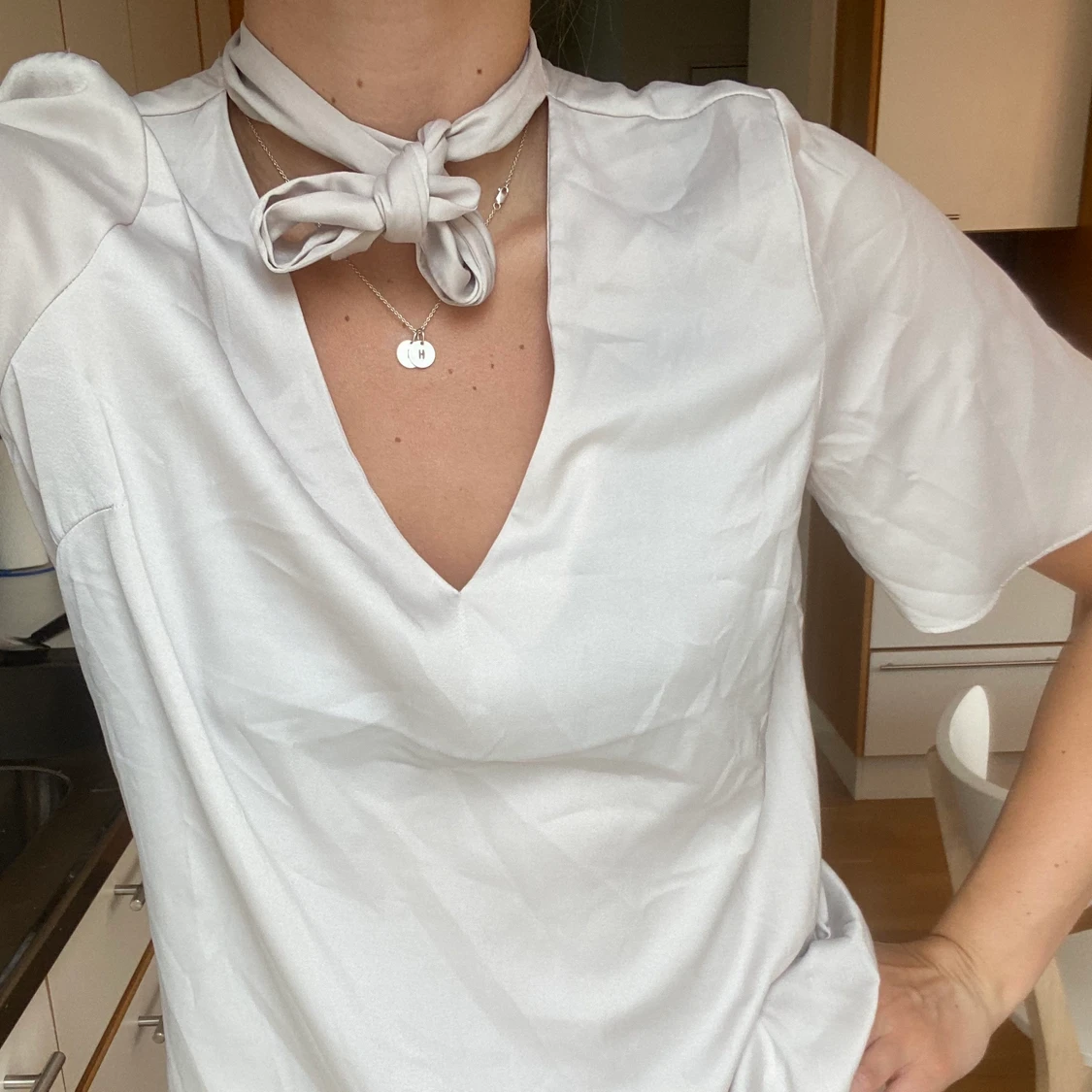 Ljusgrå / silvrig blus från H&M i storlek 36 - 90