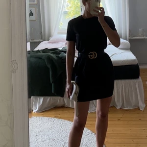 Mocka klänning - Klänning i mocka imotation. Snygg basic som går att piffa upp med snyggt bälte 😍 från Zara, strl S