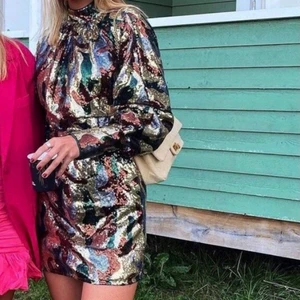 ASOS Glitterklänning S  - Säljer min älskade klänning. Använd 2 gånger. Storlek S.