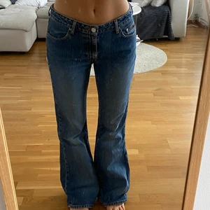 Lågmidjade jeans från Calvin Klein  - Lågmidjade blåa jeans från Calvin Klein. Köpta second hand! Byxorna är trasiga i hälsorna på båda sidorna men det är inget som syns mycket när man har på sig dom, se bild. Buda i dm eller köp direkt för 300kr. Högsta bud just nu 250kr+ frakt. Jag är 164cm 💘