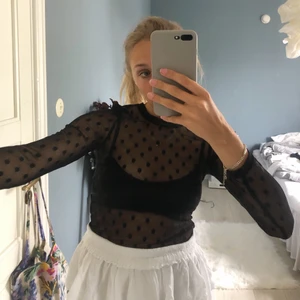 Prickig mesh-topp - Prickig mesh-topp från monki, storlek xs! 🤎