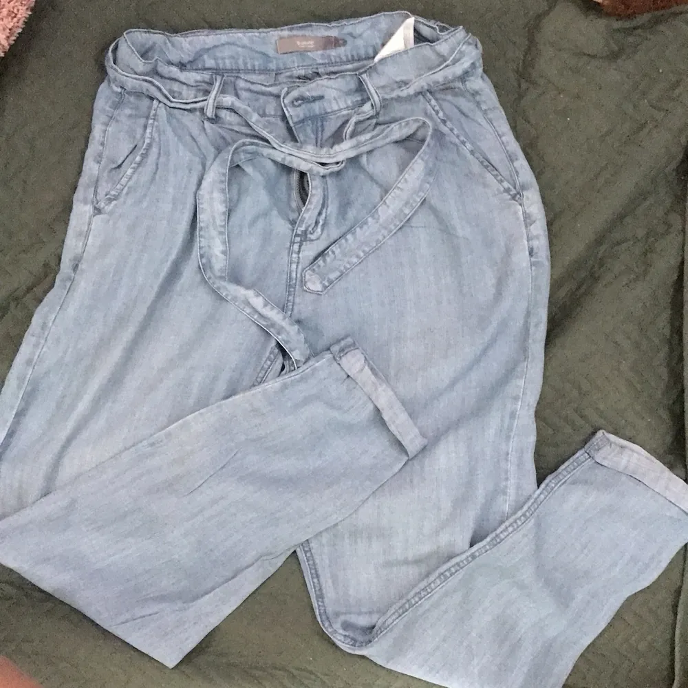 Knytbyxor med jeans färg! Super sköna och fina men kommer inte till användning längre. Köparen står för frakten. Jeans & Byxor.
