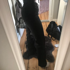 Zara jeans  - Ett par svarta jeans från zara, de är i ”full length” och raka i modellen. Storlek 36, aldrig använda utan är bara tvättade💫 Säljer för 250 inklusive frakt!