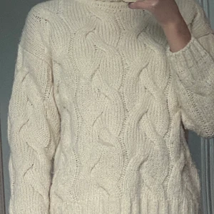 Stickad långärmad tröja med krage - Jättefin stickad beige tröja som inte sticks alls. Den är stretchig och superskön!