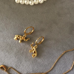 Guldiga elefant örhängen - Handgjorda guldiga elefant örhängen! 