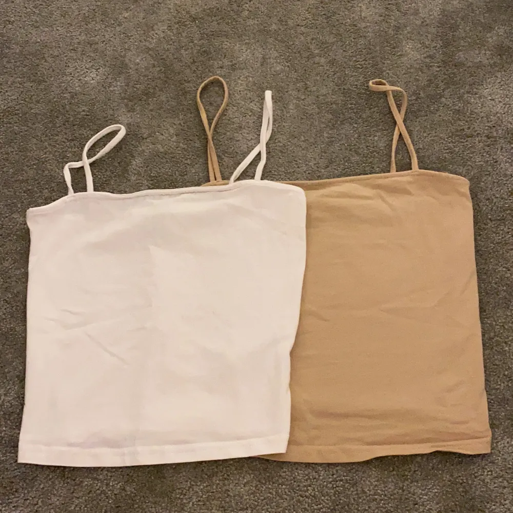 Två linnen från H&M. Det vita linnet är i XS och det beiga linnet är i S. Köp separat för 30kr st eller båda för 50kr (+ frakt). . Toppar.