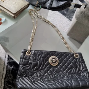 Midum  - Original vintage Versace bag. Kan gå ner i priset för att jag vill gå över  den.
