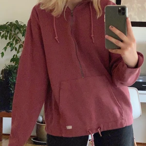 Vintage nike hoodie - Säljer min balla hoodie från Nike. Gammal modell så vintage och riktigt cool!! 🥰 Jättebra skick! ☺️  köparen står för frakten! 