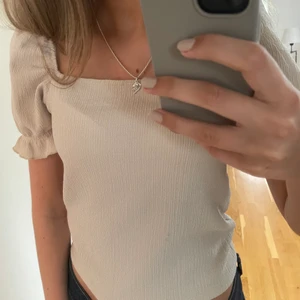 Topp från H&M - Säljer denna söta topp från H&M💘 Den är i väldigt fint skick! 