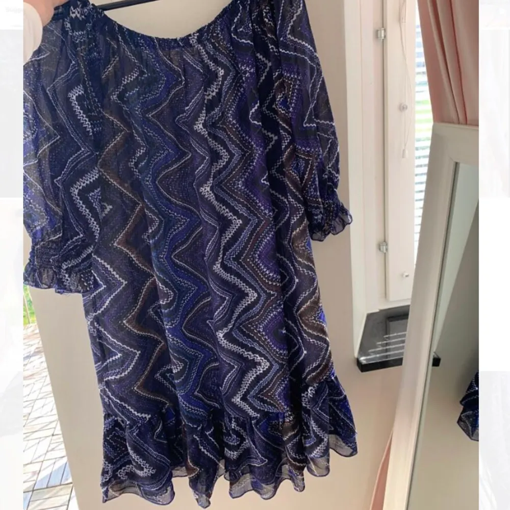 French Navy dress with patterns, off shoulder, see through, ballon sleeved, can be styled differently, this is how I style it, it is M can be worn by those who are a size smaller. . Klänningar.