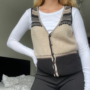 Brun väst - En stickad väst med härliga bruna/beiga mönster och som har knappar. Västen är egentligen så lång som visas på tredje bilden men det funkar exakt lika bra att bara vika in lite av den nedre delen (så som de ser ut på första bilden)😊🤎Strl är L men skulle inte säga att den är så stor (jag har S i mina överdelar och den passar mig🥰) Frakten kostar 45kr