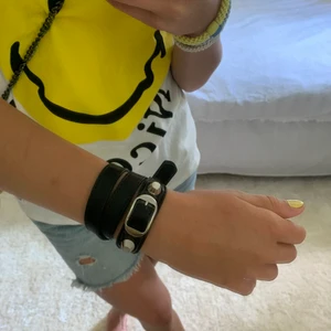 Balenciaga armband - Säljer detta jättefina armband från balenciaga!! Väldigt fint skick bara använt ett fåtal tillfällen. Passar till alla olika outfits och går att justera i storlek. Nypriset är cirka 2000 och det finns inte att köpa längre🥰