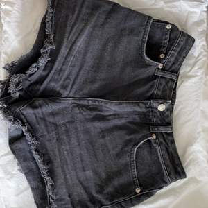 Jeans shorts från Na-Kd, svart, grå. Storlek 34 men tror att dom sitter lite stort. Skriv för bättre bilder